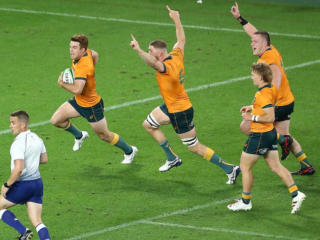 The Wallabies celebrate what’s to come from Andrew Kellaway. Picture: Getty Images)