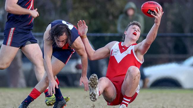 EFL: Warrandyte’s Quinn Clark juggles the mark. Picture: George Salpigtidis