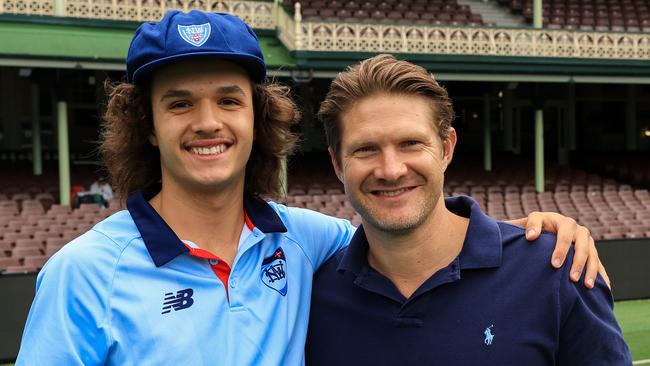 SYDNEY, AUSTRALIA - NOVEMBER 28: Sam Konstas of the Blues (L) poses for a photo with Shane Watson ahead of his debut during the Sheffield Shield match between New South Wales and Tasmania at SCG, on November 28, 2023, in Sydney, Australia. (Photo by Mark Evans/Getty Images)