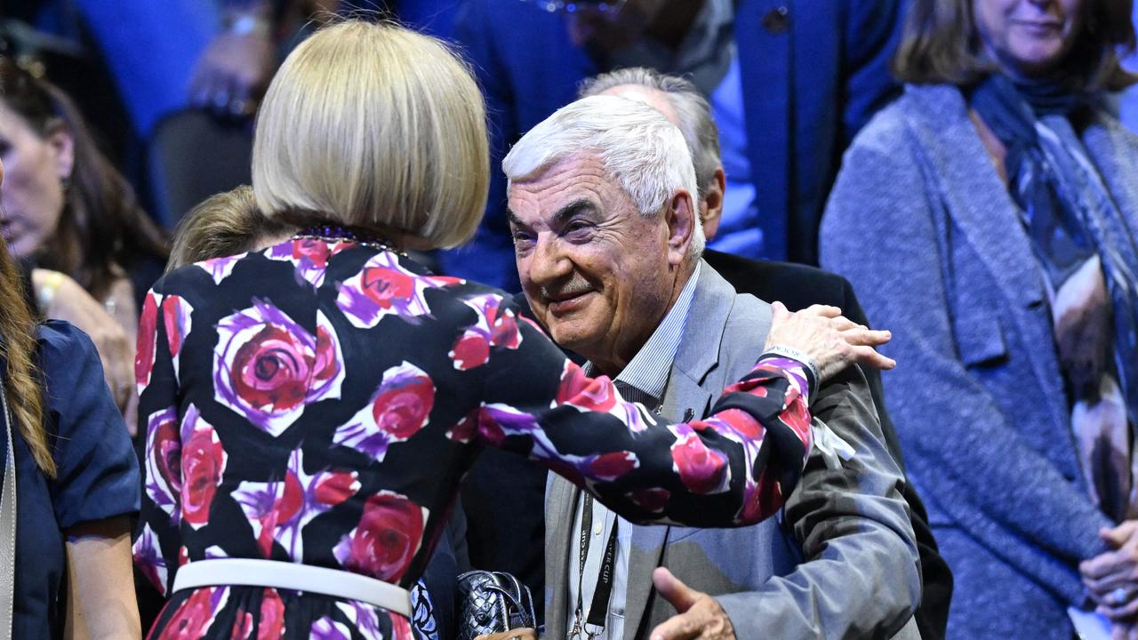 Roger Federer's father, Robert Federer (R) greets Editor in Chief of Vogue, Anna Wintour (L).