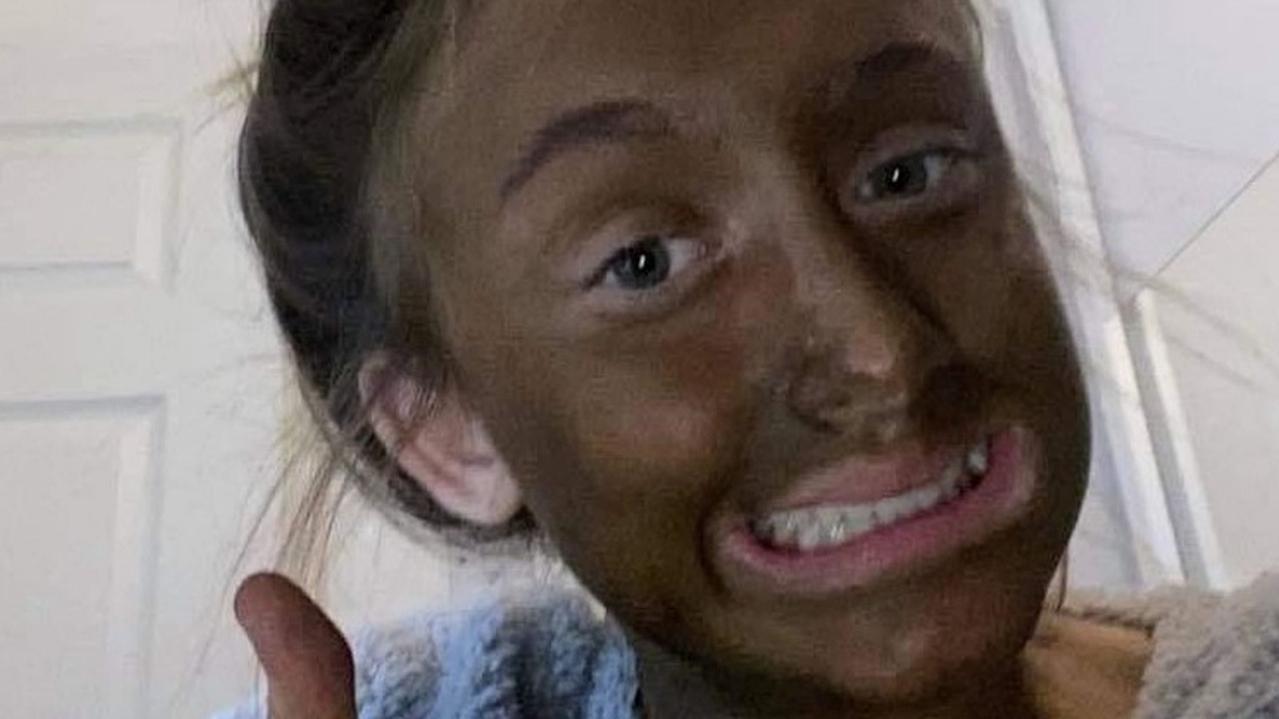 Teen girl shares hilarious ultra-dark tanning mistake