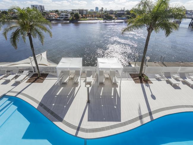 Luxury pool? Tick. River views? Tick. Cocktail list and share food? Tick. Driftwood Social is a new pool bar open in Surfers Paradise attached to the Vibe Hotel. 