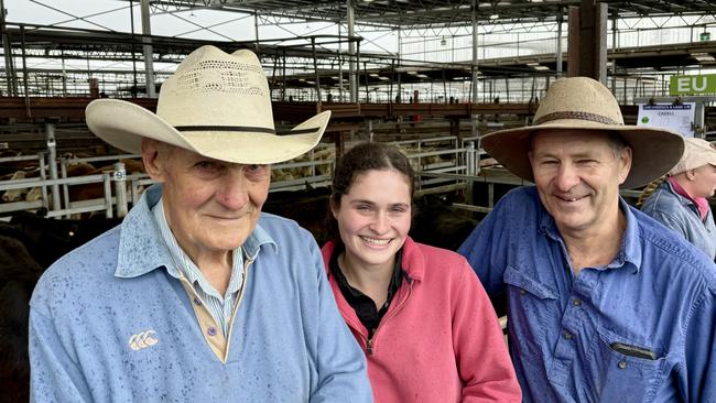 John, Chloe and Geoff McErvale selling cattle at Hamilton.