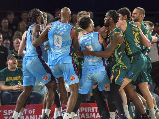 LAUNCESTON, AUSTRALIA - NOVEMBER 18: Tempers flare in the closing minutes of the round 7 NBL match between Tasmania Jackjumpers and New Zealand Breakers at Silverdome, on November 18, 2022, in Launceston, Australia. (Photo by Simon Sturzaker/Getty Images)