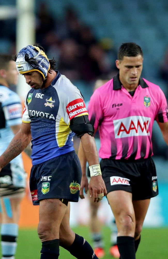 Johnathan Thurston and referee Henry Pernara during the Sharks vs Cowboys final.