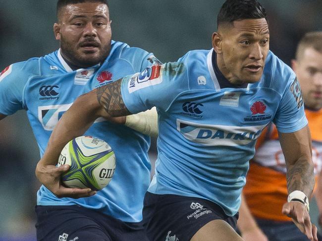 Israel Folau of the Waratahs makes a break during the Super Rugby quarter-final match between the NSW Waratahs and the Highlanders at Allianz Stadium in Sydney, Saturday, July 21, 2018. (AAP Image/Craig Golding) NO ARCHIVING, EDITORIAL USE ONLY