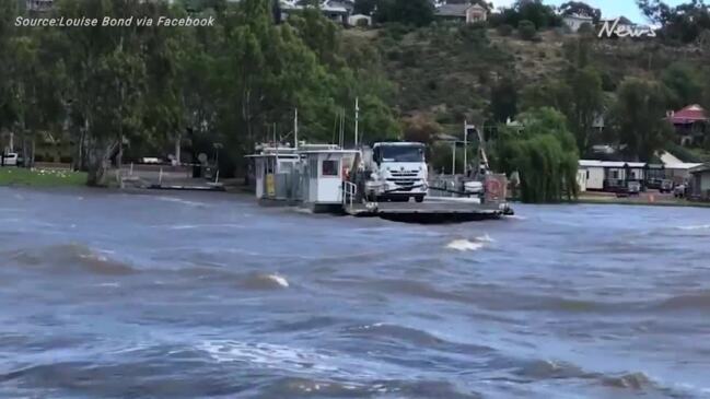 Floods create rough river crossing for Mannum ferry