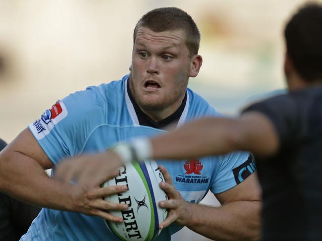 Australia's Waratahs prop Tom Robertson (C) is marked by Argentina's Jaguares fullback Joaquin Tuculet (R) and hooker Agustin Creevy during their Super Rugby match at the Jose Amalfitani stadium in Buenos Aires, on March 10, 2018. / AFP PHOTO / Alejandro PAGNI