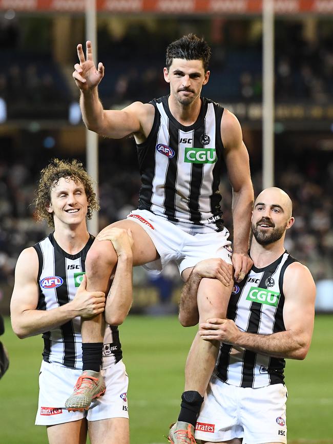 Chris Mayne chaired off both Scott Pendlebury and Matthew Pavlich.