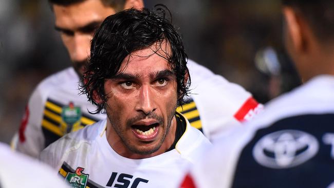 Johnathan Thurston of the Cowboys gives his players a heated speech.