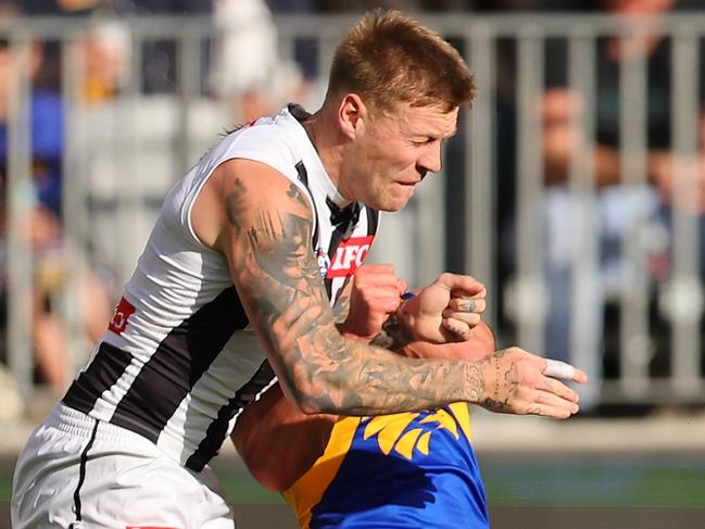 Jordan De Goey cleans up Elijah Hewett. (Photo by Paul Kane/Getty Images)