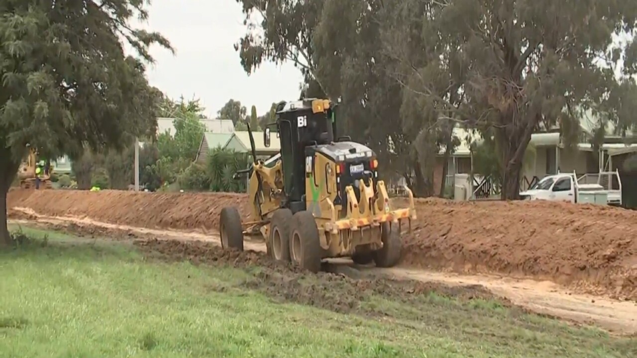 Dirt levee built in Echuca amid more floods