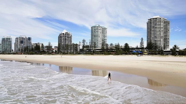 An empty Coolangatta beach on the Queensland-New South Wales border. (AAP Image/Dave Hunt)