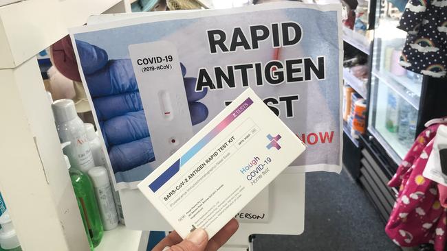 Rapid antigen test positive results must now be registered. Picture: NCA NewsWire / Flavio Brancaleone