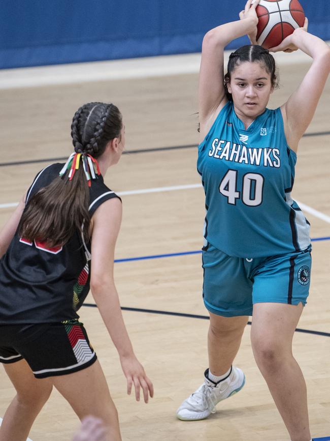Nevaeh Matakatea for Seahawks. Div 2 Gold Medal Match North Gold Coast Seahawks Teal vs Southern Districts Titans. Under 16 Girls State Basketball Championships. Friday, April 15, 2022. Picture: Nev Madsen.