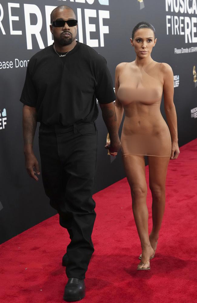 The Aussie architect then proceeds to walk the red carpet nude. Picture: Jordan Strauss/Invision/AP