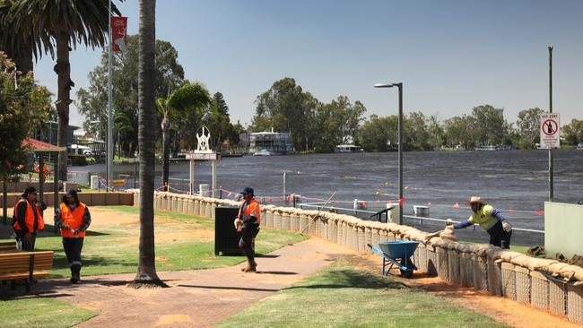 A sandbag wall being constructed along the riverfront near the Renmark Club, taken on December 7. Picture” Dean Martin