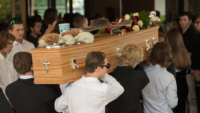 Friends help carry the coffin of Oscar Valentin, 18, with a skateboard on the top, at St. Joseph's Church in Narrabeen on 17th april 2018. (AAP Image / Julian Andrews).