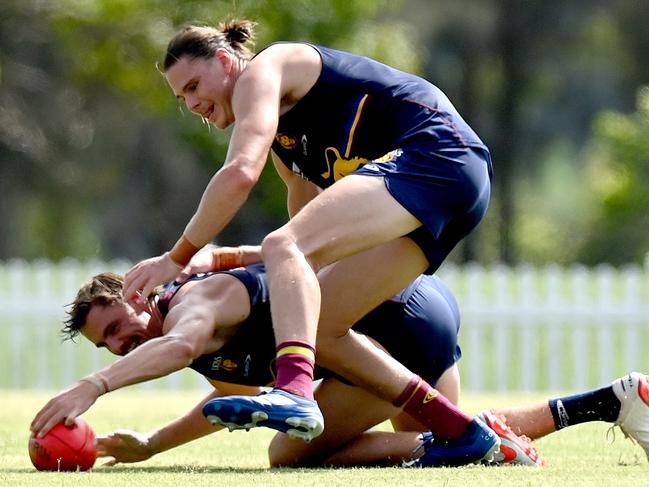 Joe Daniher and Eric Hipwood challenge for the ball. (Photo by Bradley Kanaris/Getty Images)