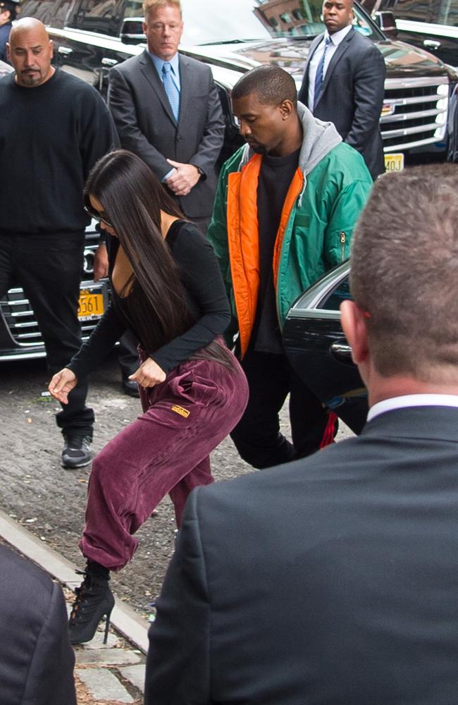 Kim Kardashian and Kanye West are surrounded by security guards as they dart into their New York apartment. Picture: TheStewartofNY/Splash News