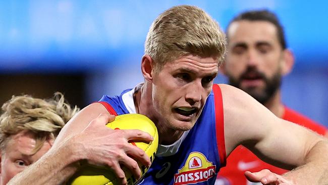 SYDNEY, AUSTRALIA - JULY 28: Tim English of the Bulldogs competes with Isaac Heeney of the Swans during the round 20 AFL match between Sydney Swans and Western Bulldogs at SCG, on July 28, 2024, in Sydney, Australia. (Photo by Brendon Thorne/AFL Photos/via Getty Images)