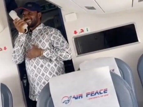 Passenger’s while mid-air proposal Passenger’s sweet plane act goes viral