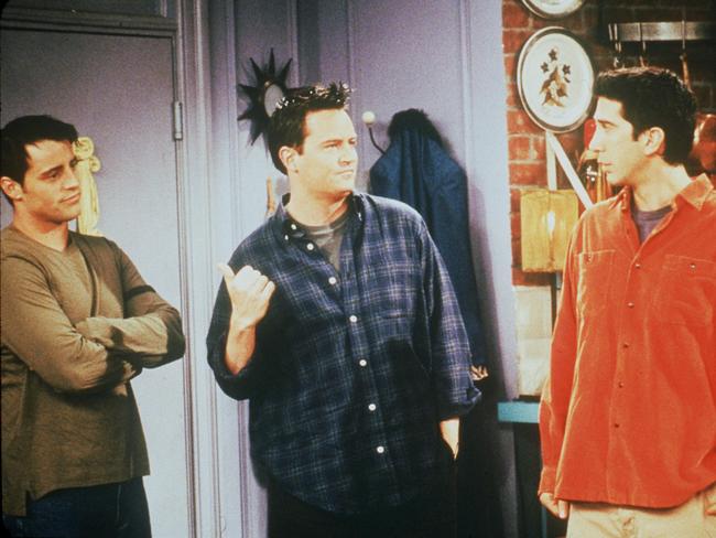 374572 01: 1999 David Schwimmer, Matt LeBlanc, Matthew Perry star in Friends year VI. Photo NBC