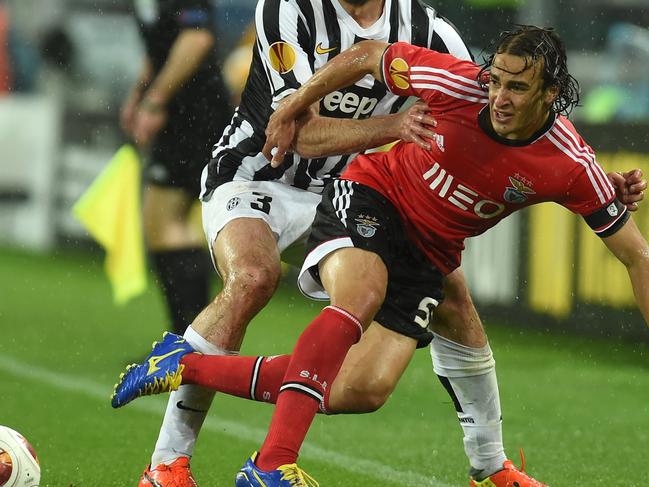 TURIN, ITALY - MAY 01: Giorgio Chiellini (L) of Juventus tackles Lazar Markovic of SL Benfica durig the UEFA Europa League semi final match between Juventus and SL Benfica at Juventus Arena on May 1, 2014 in Turin, Italy. (Photo by Valerio Pennicino/Getty Images)