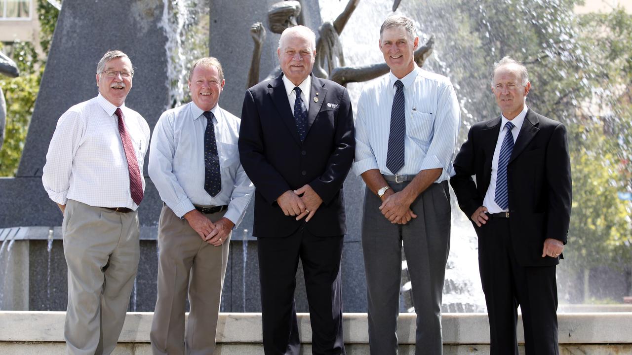 (L-R) Renmark Paringa mayor Neil Martinson, Berry-Barmera mayor Peter Hunt, Murray Bridge mayor Allan Arbon (centre) and Loxton Waikerie mayor Leon Stasinowsky, with Mid Murray chief executive Dave Burgess.