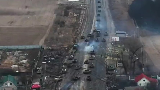 Shocking footage shows Ukrainian counterstrike on Russian tank convoy ...