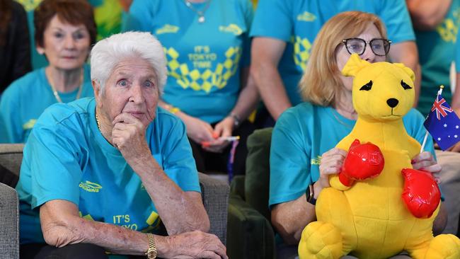 Dawn Fraser and Judy McLoughlin watch on as Titmus swims.