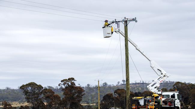 Power lines being repaired at Lake Augusta Rd, Central Highlands. PICTURE: CHRIS KIDD. 