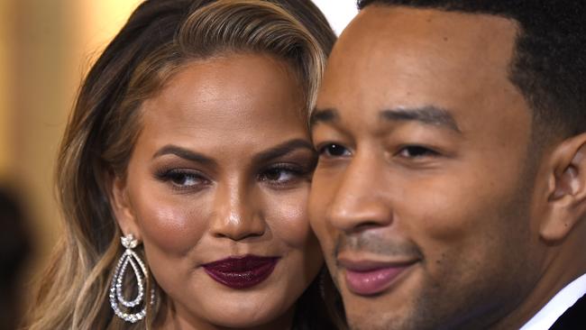 HOLLYWOOD, CA - FEBRUARY 22: Model Chrissy Teigen (L) and musician John Legend attend the 87th Annual Academy Awards at Hollywood & Highland Center on February 22, 2015 in Hollywood, California. (Photo by Frazer Harrison/Getty Images)