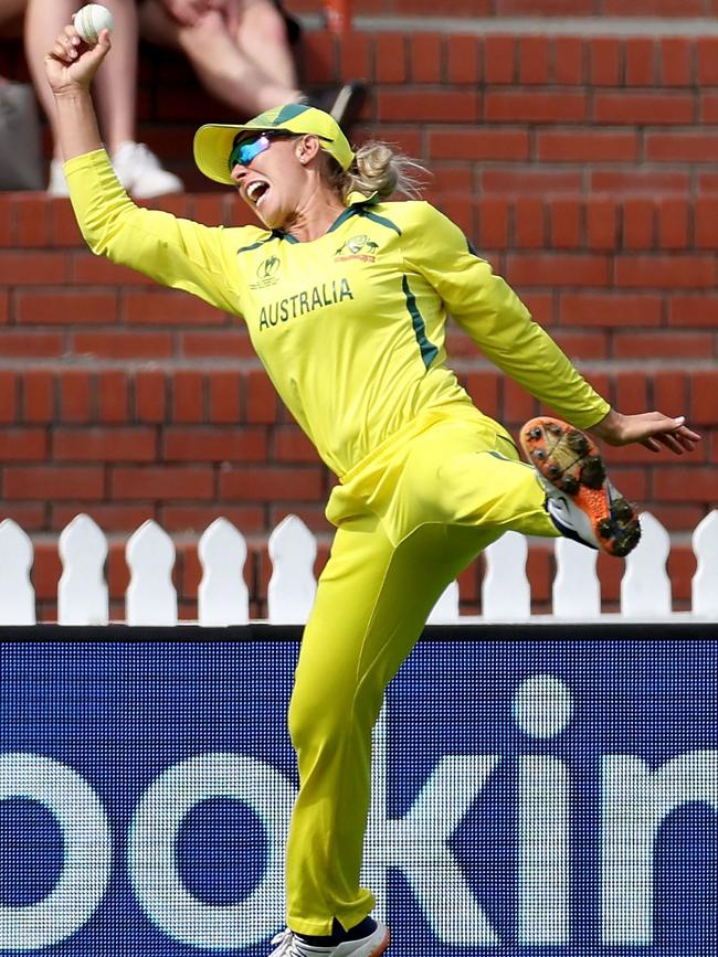 Ash Gardner pulls off one of the great World Cup catches against South Africa.