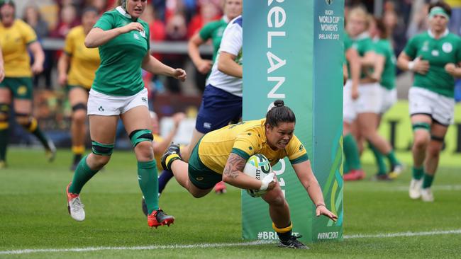 Sarah Riordan of Australia dives over for a try.