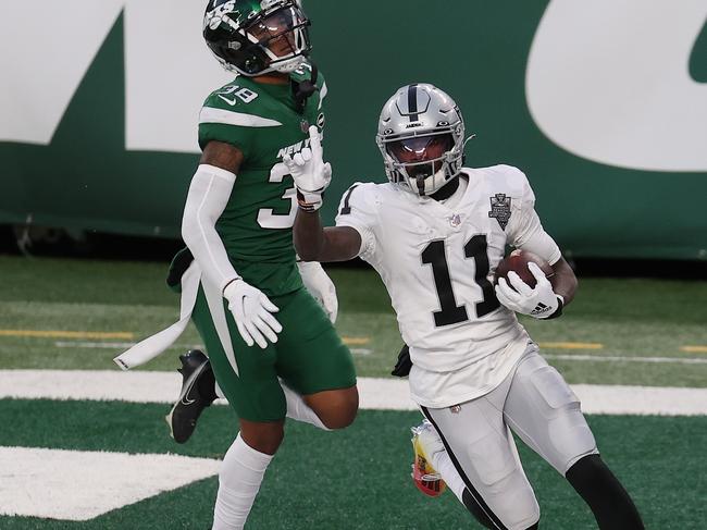 EAST RUTHERFORD, NEW JERSEY - DECEMBER 06: Henry Ruggs III #11 of the Las Vegas Raiders reacts after scoring a touchdown in the final seconds of the second half as Josh Adams #36 of the New York Jets looks on at MetLife Stadium on December 06, 2020 in East Rutherford, New Jersey.   Al Bello/Getty Images/AFP == FOR NEWSPAPERS, INTERNET, TELCOS & TELEVISION USE ONLY ==