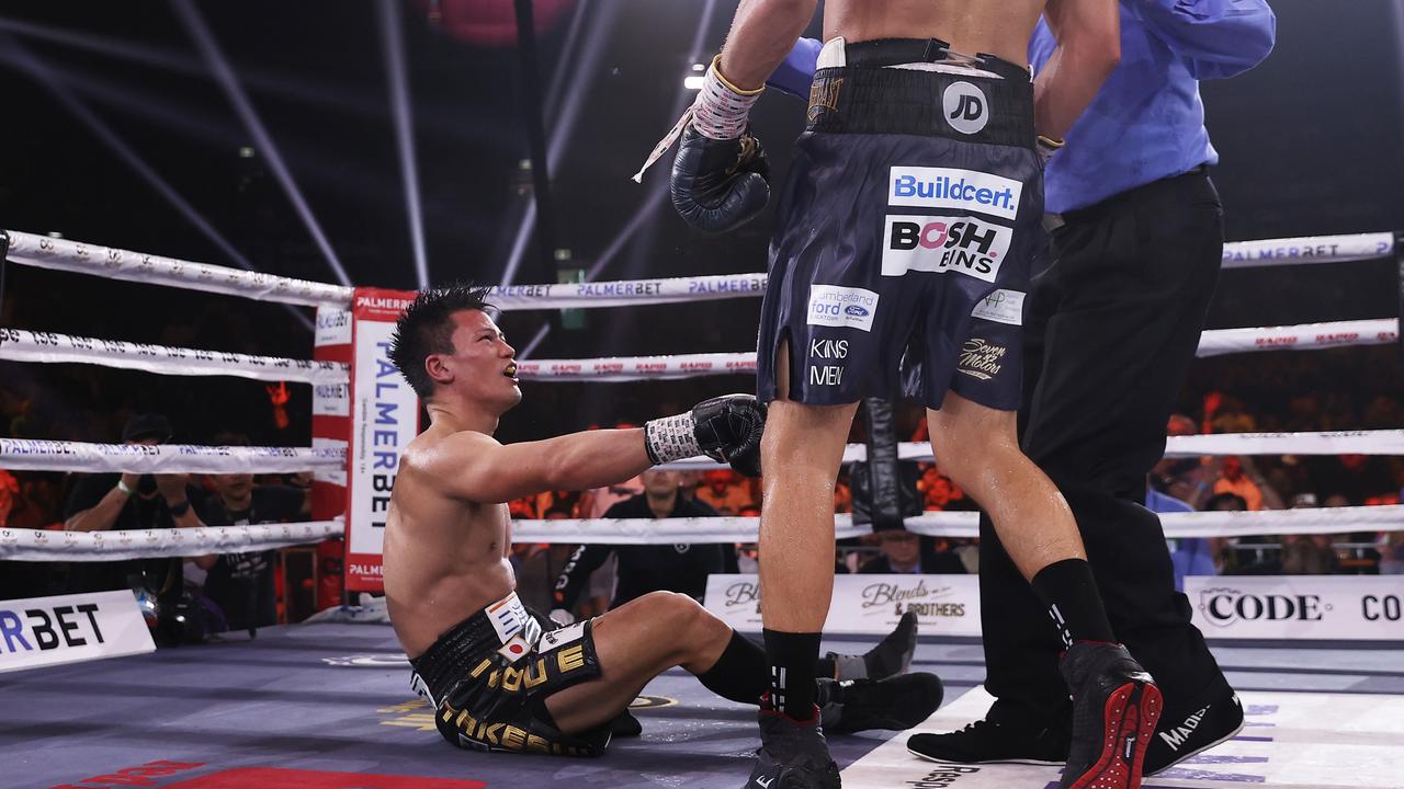 Takeshi Inoue went down once after a slip. Photo by Mark Kolbe/Getty Images)