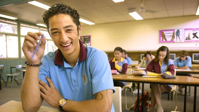 Jul 29, 2003 : Benji Marshall 18yrs (front) in classroom at Keebra Park High School on the Gold Coast, he is to make RL debut with West Tigers. PicAdam/Ward. / Rugby / League / Qd / Education / Student secondary smiling schoolboy