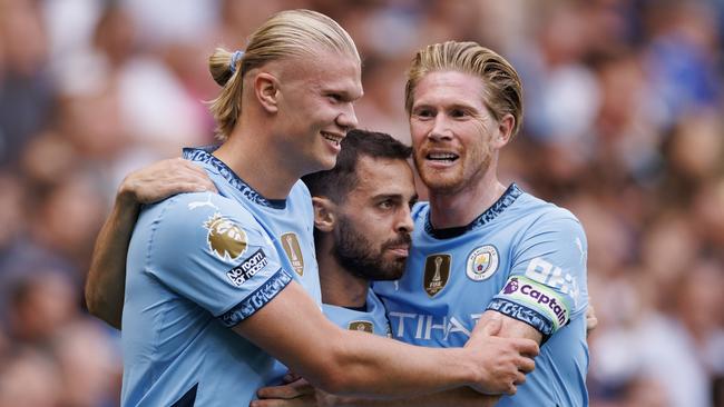 LONDON, ENGLAND - AUGUST 18: Erling Haaland of Manchester City celebrates scoring the opening goal with Kevin De Bruyne and Bernardo Silva during the Premier League match between Chelsea FC and Manchester City FC at Stamford Bridge on August 18, 2024 in London, England. (Photo by Marc Atkins/Getty Images)