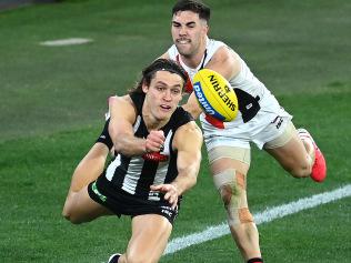 MELBOURNE, AUSTRALIA - JUNE 20: Darcy Moore of the Magpies handballs whilst being tackled by Jade Gresham of the Saints during the round 3 AFL match between the Collingwood Magpies and the St Kilda Saints at Melbourne Cricket Ground on June 20, 2020 in Melbourne, Australia. (Photo by Quinn Rooney/Getty Images)