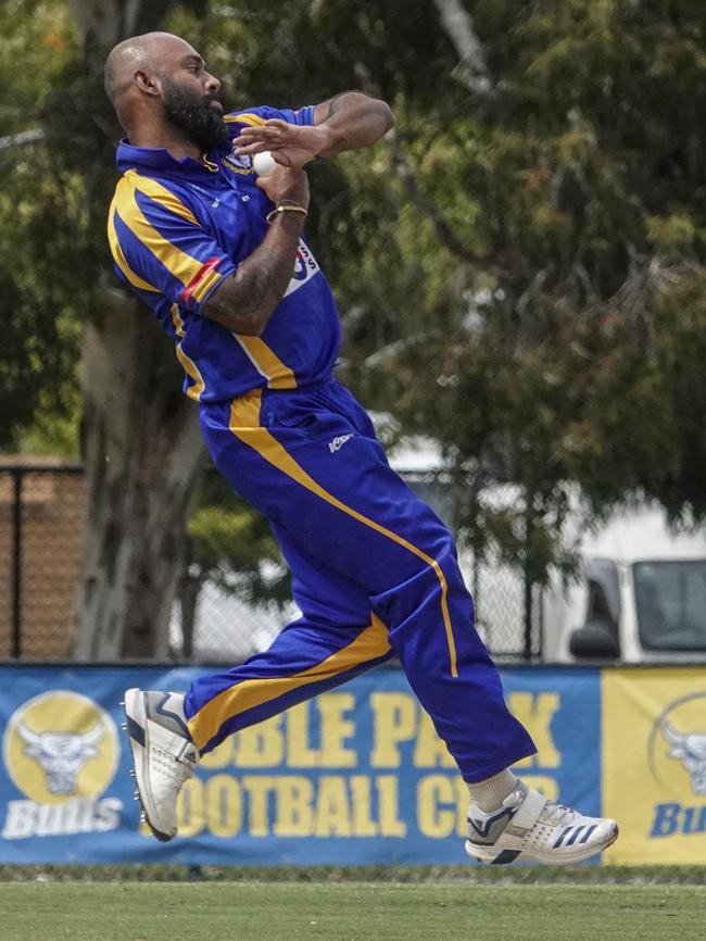 VSDCA: Noble Park bowler Gayan de Silva. Picture: Valeriu Campan