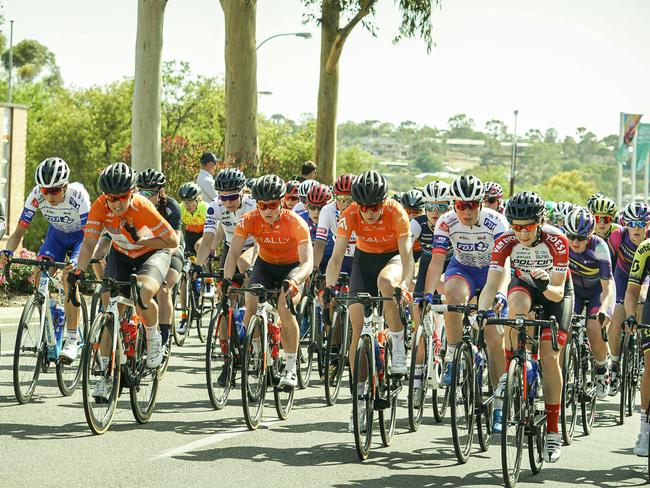 SANTOS Womens Tour Down Under leaves Murray Bridge -  Friday January 17, 2020 - pic AAP/MIKE BURTON