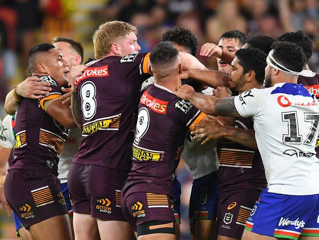 BRISBANE, AUSTRALIA - AUGUST 22: Broncos players and Warriors players scuffle during the round 23 NRL match between the Brisbane Broncos and the New Zealand Warriors at Suncorp Stadium, on August 22, 2021, in Brisbane, Australia. (Photo by Albert Perez/Getty Images)