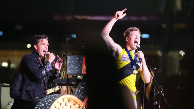 Jack Riewoldt of the Tigers sings on stage with Brandon Flowers and The Killers after the 2017 AFL Grand Final at Melbourne Cricket Ground on September 30, 2017 in Melbourne, Australia. Photo: Scott Barbour/AFL Media/Getty Images