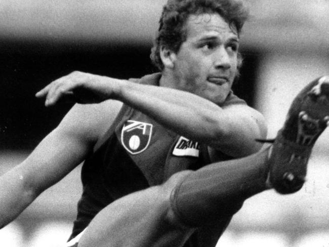 1991. North Melbourne v Melbourne. Allen Jakovich kicks one of his 11 goals. Football. Neg: 910804/59