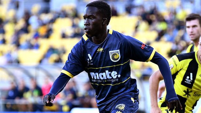 WELLINGTON, NEW ZEALAND - APRIL 17: Garang Kuol of the Central Coast Mariners runs with the ball during the A-League Mens match between Wellington Phoenix and Central Coast Mariners at Sky Stadium, on April 17, 2022, in Wellington, New Zealand. (Photo by Joe Allison/Getty Images)