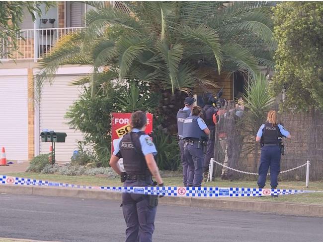 A man has died ﻿and another man is in custody after a dramatic police stand off in north-east NSW. Emergency services were called to a home on Goonoo Goonoo Road in Tamworth, about 4.30pm yesterday following reports of a concern for welfare. Upon arrival, police located a 47-year-old man with critical head injuries and a second man allegedly armed with a knife.