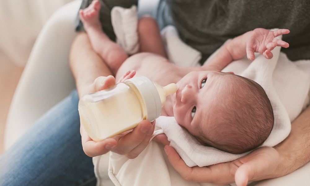 Three weeks old baby hot sale feeding