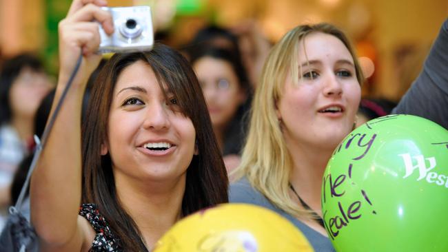 Fans at Westfield Parramatta see the Australian Idol finalists in 2008.