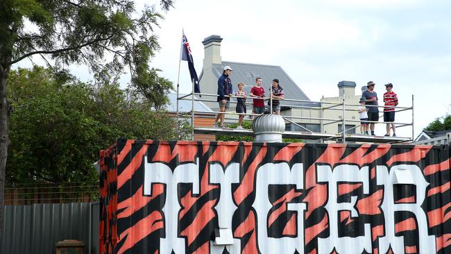 The fans did what they could to get a glimpse of the action. Photo by Jason McCawley/Getty Images.